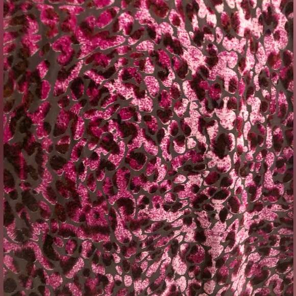 **LIKE NEW** COLD SHOULDER BLOUSE - SUSAN GRAVER - Picture 5 of 5